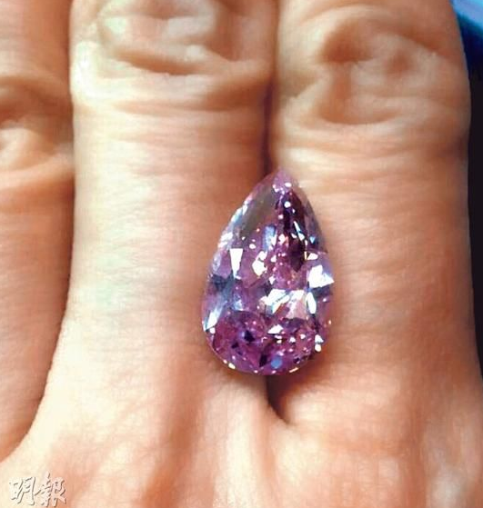 关之琳晒硕大钻戒值千万 网友追问：是婚戒么