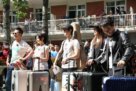 谢霆锋惨遭吐槽 宿管阿姨毒舌：“就长这样？”