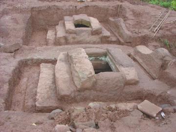 四川800年前宋代古墓遭盗挖 墓门被敲成3段倒卖