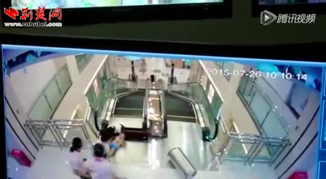 监拍女子被商场电梯卷入身亡 最后时刻托起幼儿截图