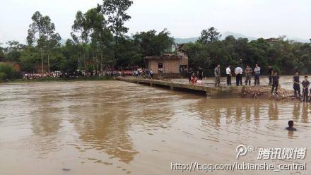广西金秀一面包车被洪水冲走 致2人死亡3人失踪