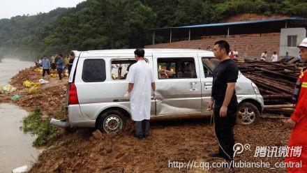 广西金秀一面包车被洪水冲走 致2人死亡3人失踪