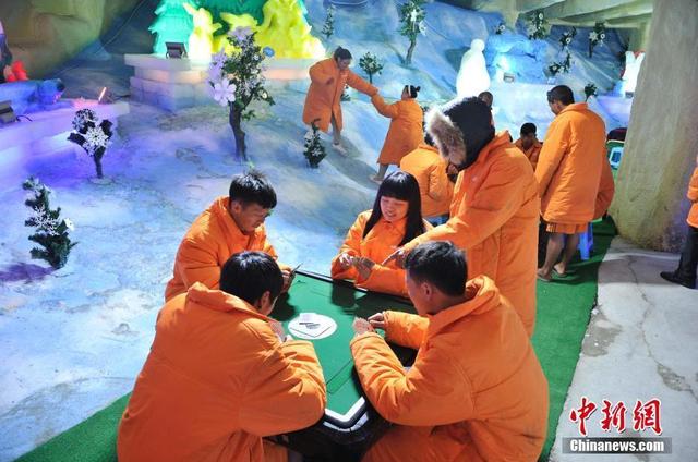 重庆市民穿棉大衣坐“冰窖”里打麻将
