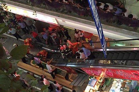 北京一男童右脚夹入扶梯 已获救但出现休克症状