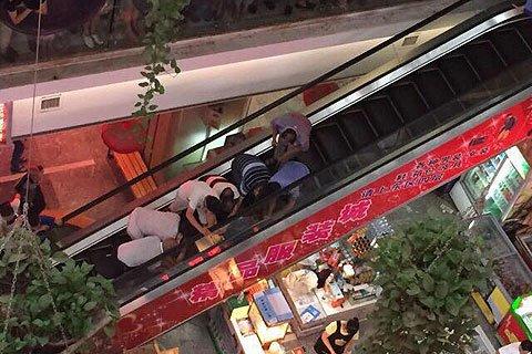 北京一男童右脚夹入扶梯 已获救但出现休克症状