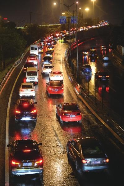 北京遭暴雨冰雹袭击 居民关窗手被砸伤(图)