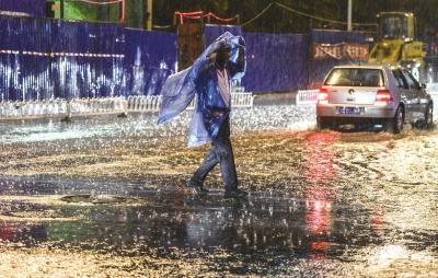 北京遭暴雨冰雹袭击 居民关窗手被砸伤(图)