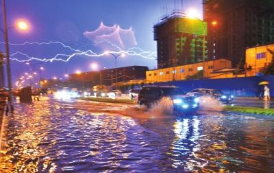 北京遭暴雨冰雹袭击 居民关窗手被砸伤(图)