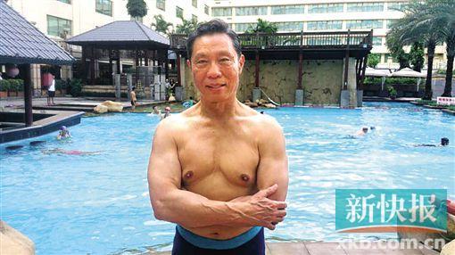 2015年,79岁的钟南山参加游泳锻炼。
