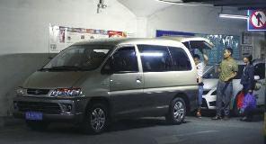 团伙冒充车站工作人员坑乘客 用乘车证当车票卖