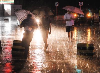 北京多地同时现冰雹大如鸽子蛋 多处积水严重