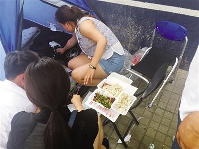 北京通州房屋交易量增加 中介扎帐篷排队办贷款