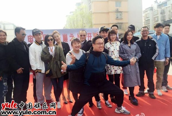 《云巅之上》开机合影