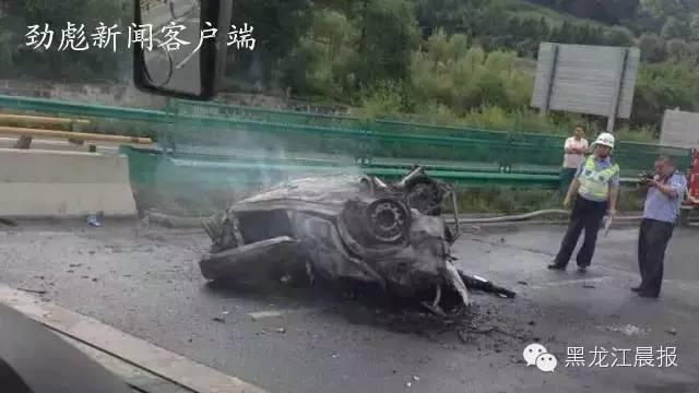 哈牡高速公路客车与轿车相撞起火 5人遇难