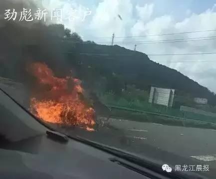 哈牡高速公路客车与轿车相撞起火 5人遇难