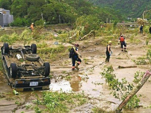 苏迪罗台风虽已过境，新北市新店新乌路仍有民众失踪，图为搜救持续在附近地区与河床上进行地毯式搜索。