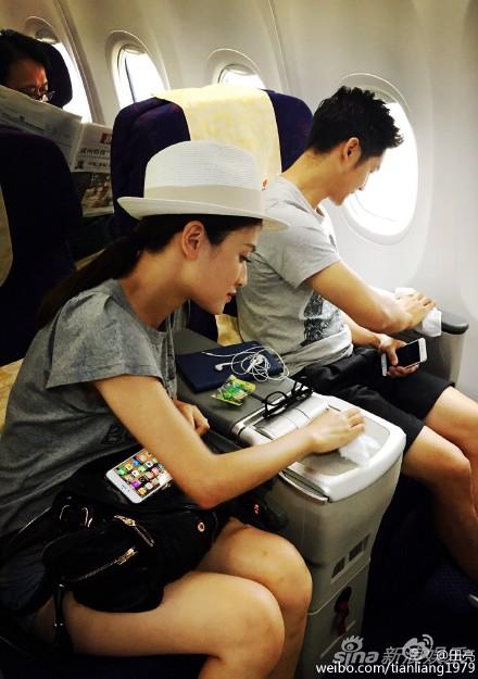 田亮和叶一茜一上飞机就擦个不停