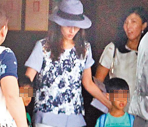 阔太李嘉欣一家赴台旅游 姐姐带儿子随行