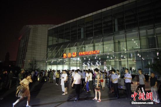 8月12日23时30分左右，天津滨海新区开发区周边瑞海危险品仓库发生爆炸。爆炸喷发火球，同时引发周边企业二次爆炸，方圆数公里有强烈震感。众多伤者送往泰达医院。 中新社发 佟郁 摄