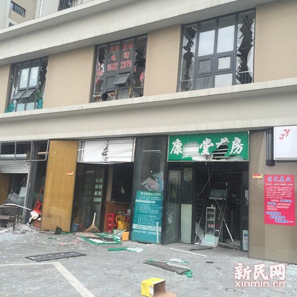 天津爆炸核心区依然浓烟密布 增援消防车抵达