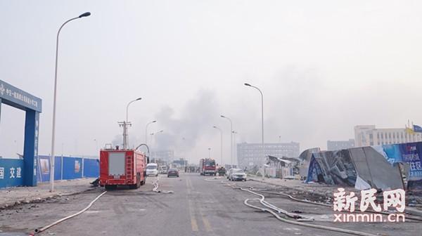 天津爆炸核心区依然浓烟密布 增援消防车抵达