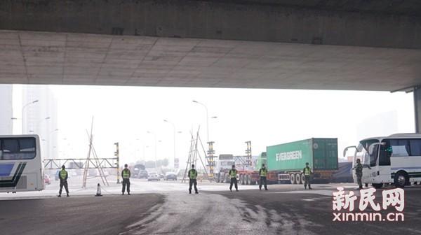 天津爆炸核心区依然浓烟密布 增援消防车抵达