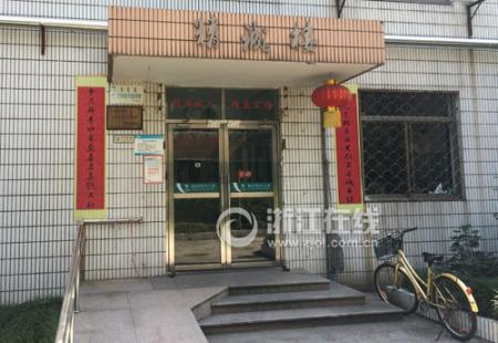 发现死亡男生的“精诚楼”，是浙大城市学院最老的宿舍楼之一。