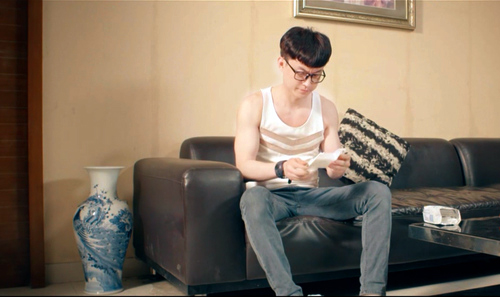 小明(胡锰饰)用卫生巾秒变“鞋垫”