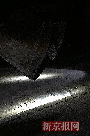 爆炸救援人员连夜封堵下水道口 防止污染物扩散