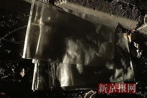 爆炸救援人员连夜封堵下水道口 防止污染物扩散
