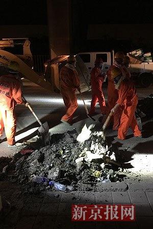 爆炸救援人员连夜封堵下水道口 防止污染物扩散