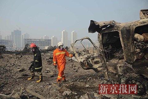 爆炸点附近仍有明火 消防员喷水传出爆炸声(图)