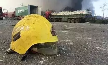 爆炸点附近仍有明火 消防员喷水传出爆炸声(图)