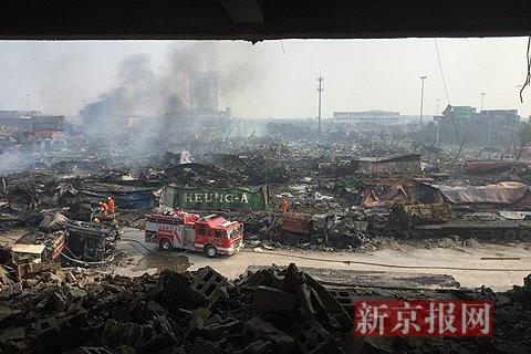 爆炸点附近仍有明火 消防员喷水传出爆炸声(图)