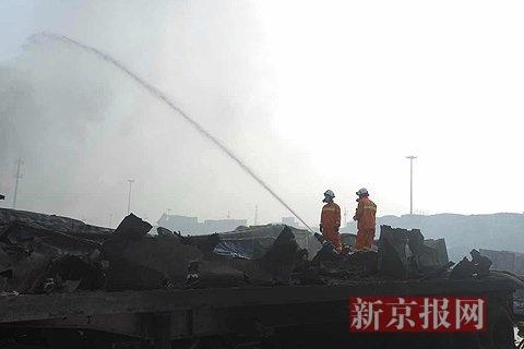 爆炸点附近仍有明火 消防员喷水传出爆炸声(图)