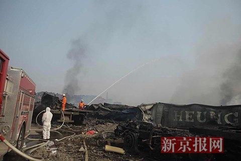 爆炸点附近仍有明火 消防员喷水传出爆炸声(图)