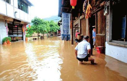 8月17日，泸州叙永县上马镇老街上水深已过膝。