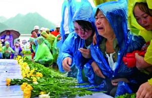 陕西山体滑坡遇难者头七 当地雨中举行追悼仪式