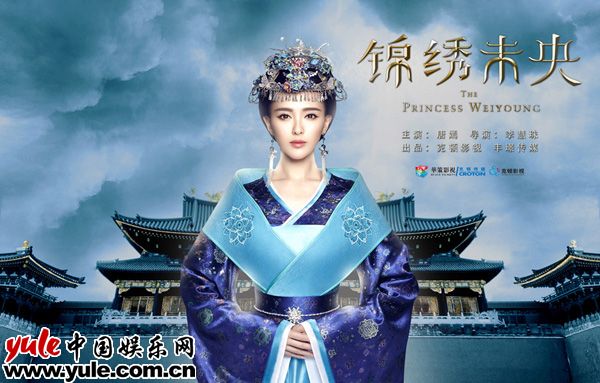 “李未央”端庄伫立宫殿前