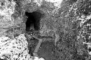 北京周口店猿人洞加盖“保护棚”防自然力破坏