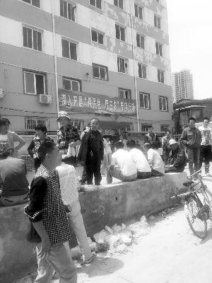 上百人聚集在范坪村村委会办公楼前讨要工资。