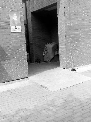 厕所内的冰棍成箱靠墙摞起(图中圈内),上面盖着一层棉被。