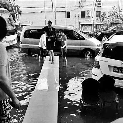 上海暴雨机场遭淹没 空姐“走T台”上班(图)