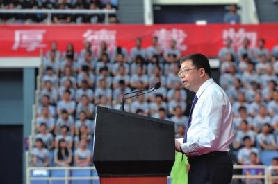 清华开学第一课“理想”成关键词 校长赞自强生