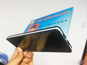 砸向副市长的座位牌