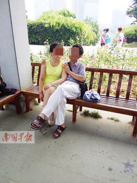 刘恩元与刘某在长沙玩的亲密照。 刘某供图