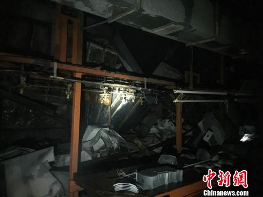 明火扑灭后消防员检查现场 深圳消防 摄