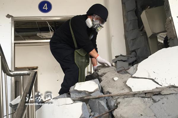 工作人员提取物品