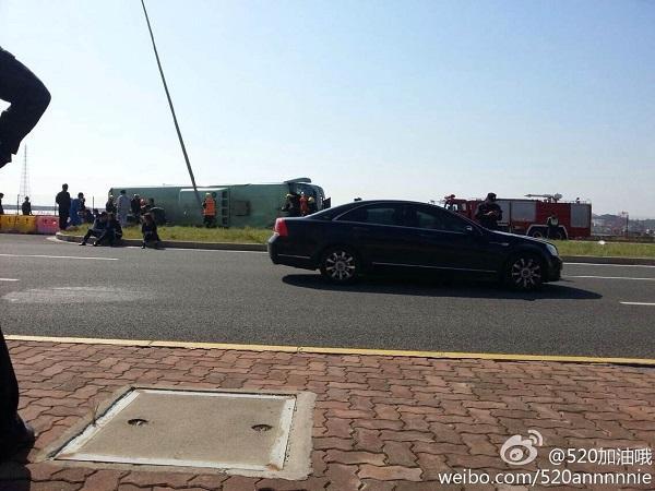 大巴司机捡手机致车身侧翻 致6死39伤获刑6年