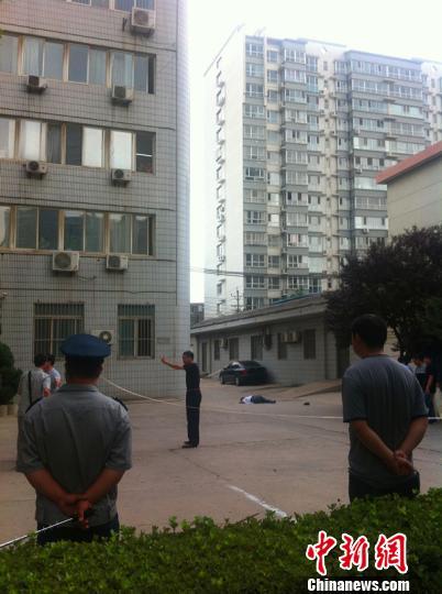 跳楼现场。张鹏翔摄